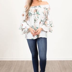 NWT Super cute off the shoulder top by Vine & Love. Size medium.